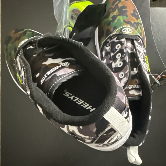 The Original HEELYS Wheeled Shoe - Picture 2 of 4